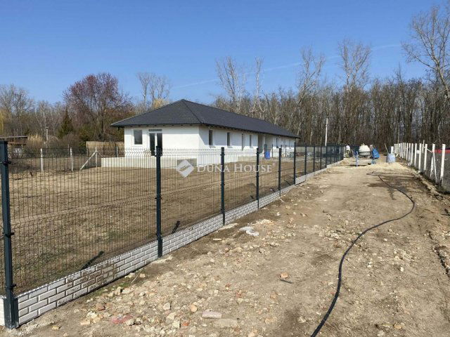 Eladó ikerház, Dánszentmiklóson 58.5 M Ft, 3 szobás