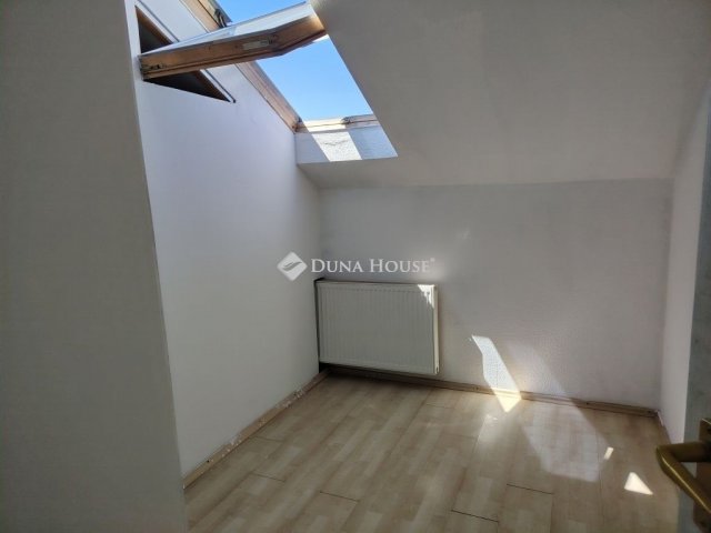 Eladó téglalakás, Dunaújvárosban 34 M Ft, 3 szobás