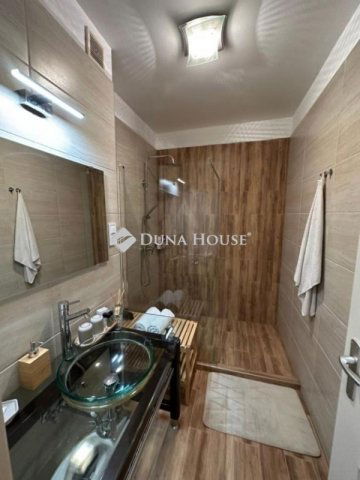 Eladó téglalakás, Budapesten, VI. kerületben 164.9 M Ft