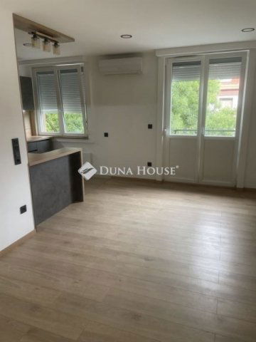 Eladó téglalakás, Pécsett 63.9 M Ft, 3 szobás