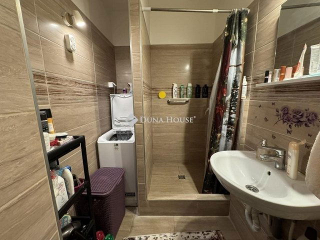 Eladó panellakás, Pécsett 48.9 M Ft, 3 szobás