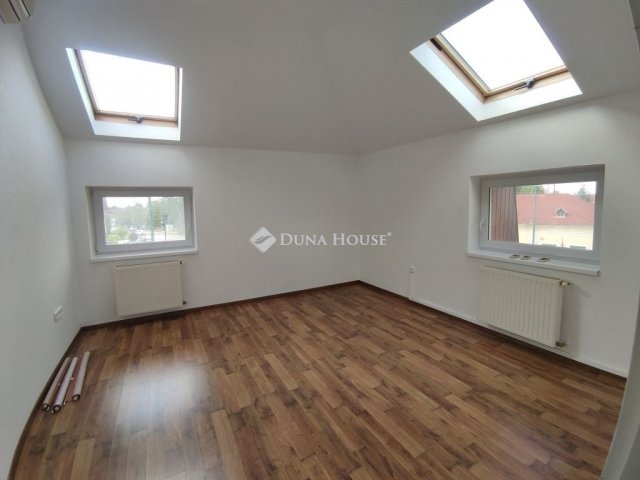 Eladó téglalakás, Kápolnásnyéken 97 M Ft, 3 szobás