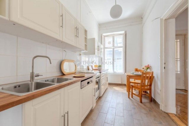 Eladó téglalakás, Budapesten, VI. kerületben 119.5 M Ft