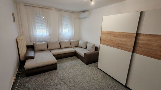 Kiadó panellakás, albérlet, Pécsett 120 E Ft / hó, 1+1 szobás