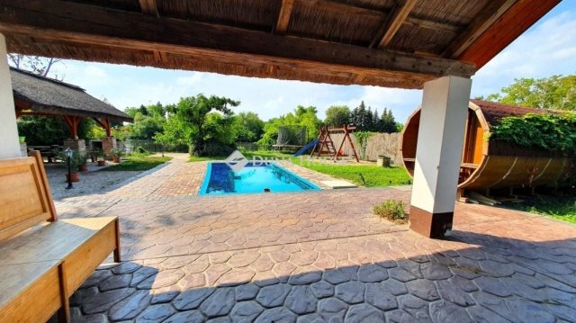 Eladó nyaraló, Békésszentandráson 125 M Ft, 3+5 szobás