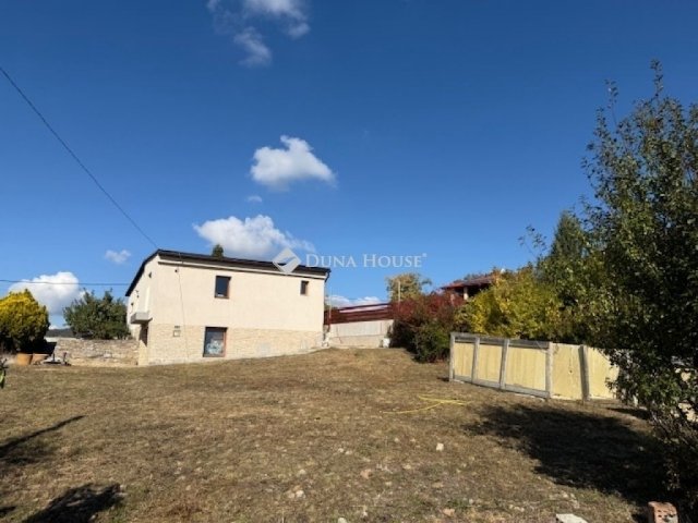 Eladó családi ház, Pécsett 99.9 M Ft, 1 szobás