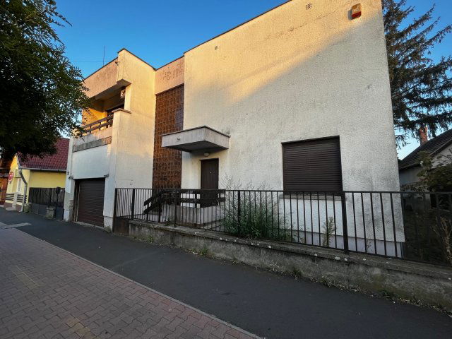 Eladó családi ház, Jászfényszarun 49 M Ft, 5+2 szobás