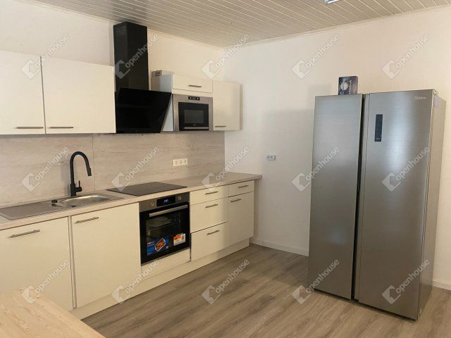 Eladó családi ház, Bucsuban 144 M Ft, 6 szobás