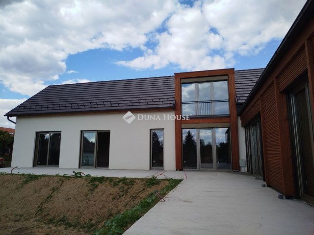 Eladó családi ház, Sukorón 269 M Ft, 7 szobás