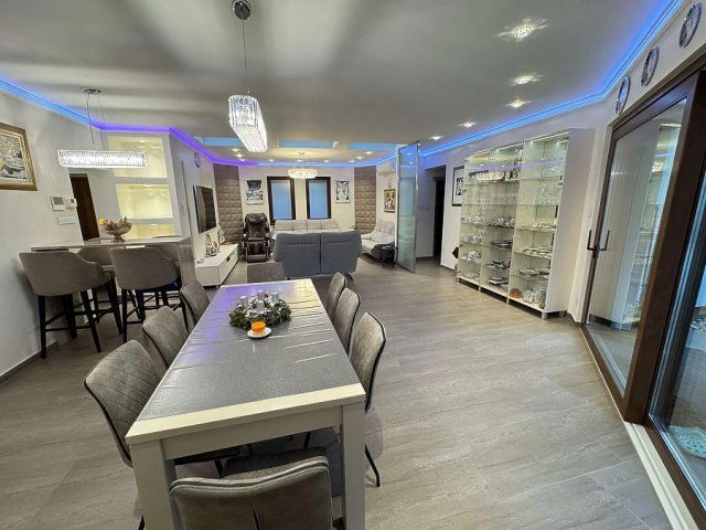 Eladó családi ház, Ürömön 330 M Ft, 7 szobás