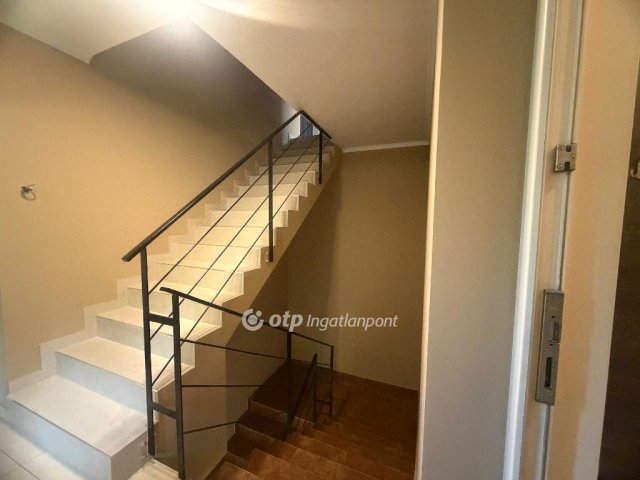 Eladó téglalakás, Gyulán 82 M Ft, 3 szobás