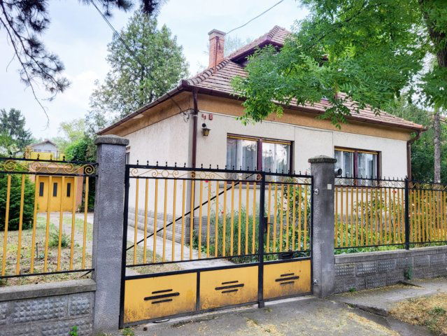 Eladó családi ház, Budapesten, XVI. kerületben, Bekecs utcában