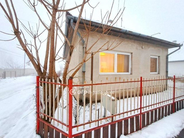 Eladó családi ház, Törtelen 32.9 M Ft, 3 szobás