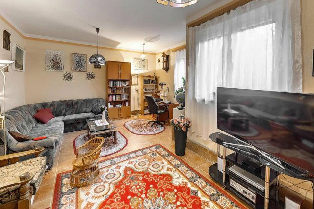 Eladó családi ház, Szolnokon 69.99 M Ft, 6 szobás