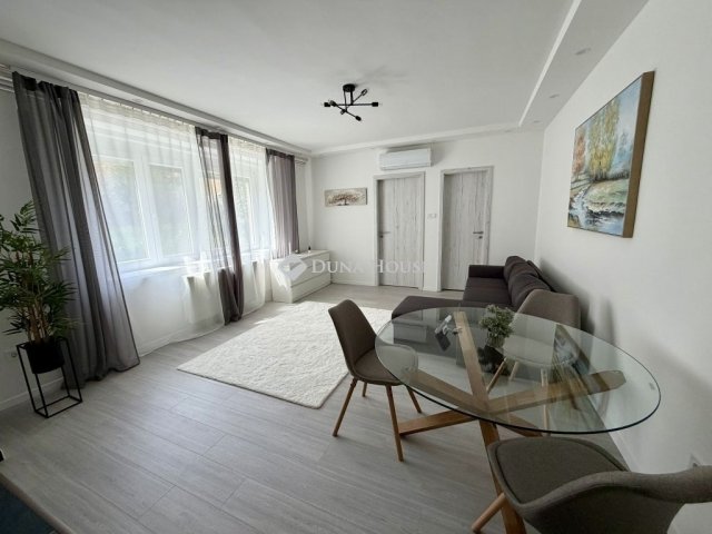 Eladó téglalakás, Pécsett 52.5 M Ft, 2 szobás