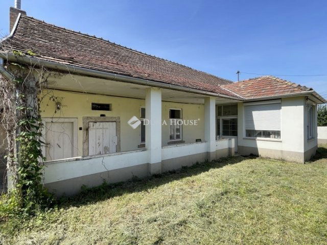 Eladó családi ház, Süttőn 23.9 M Ft, 2 szobás