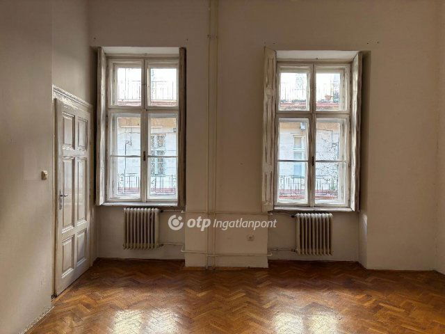 Eladó téglalakás, Budapesten, VI. kerületben 61.9 M Ft, 1 szobás