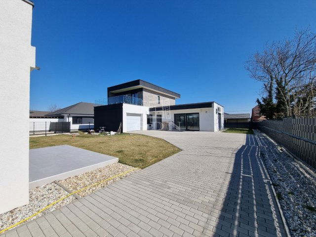 Eladó családi ház, Székesfehérvárott 235 M Ft, 5+2 szobás