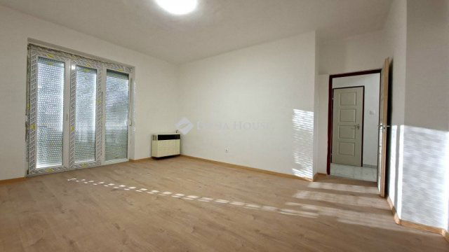 Eladó téglalakás, Komlón, Vörösmarty Mihály utcában 16.9 M Ft