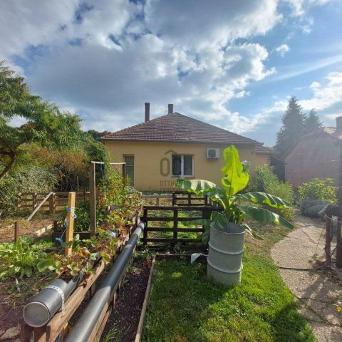 Eladó családi ház, Pécsett 64.9 M Ft, 2 szobás