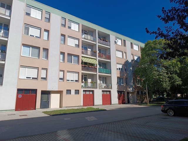 Kiadó téglalakás, albérlet, Ajkán, Kohász utcában, 1 szobás