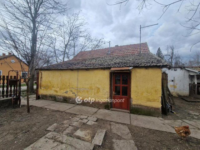 Eladó családi ház, Cegléden 10 M Ft, 1+1 szobás