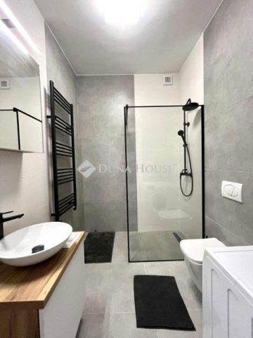 Eladó téglalakás, Pécsett 65.9 M Ft, 3 szobás