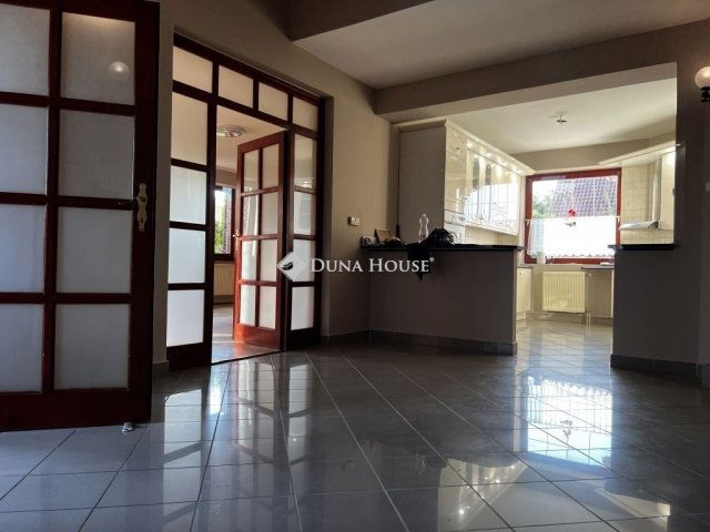 Eladó családi ház, Dunaújvárosban 119.9 M Ft, 7 szobás