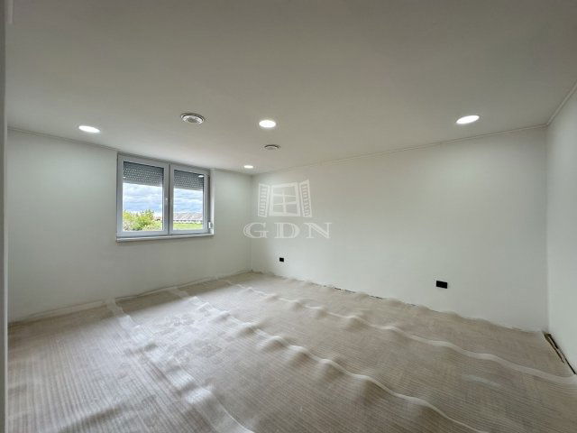 Eladó téglalakás, Székesfehérvárott 81.9 M Ft, 1+3 szobás