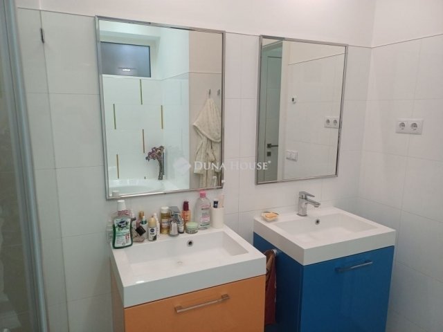 Eladó családi ház, Szigetszentmiklóson 280 M Ft, 4 szobás