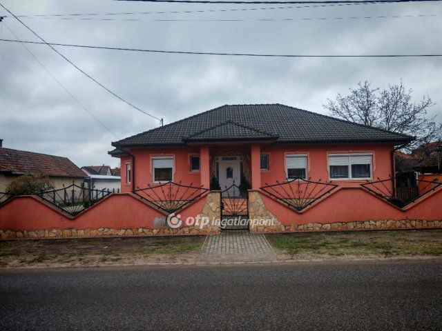 Eladó családi ház, Tápiószentmártonon 110 M Ft, 2+3 szobás