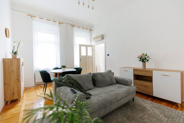 Kiadó téglalakás, albérlet, Szegeden, Szentháromság utcában