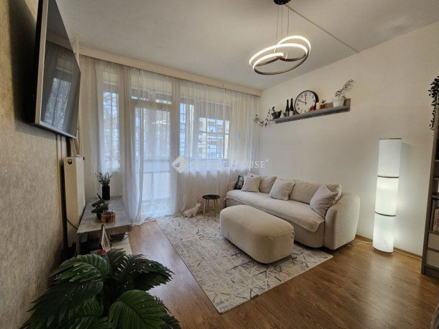 Eladó panellakás, Pécsett 47.9 M Ft, 3 szobás