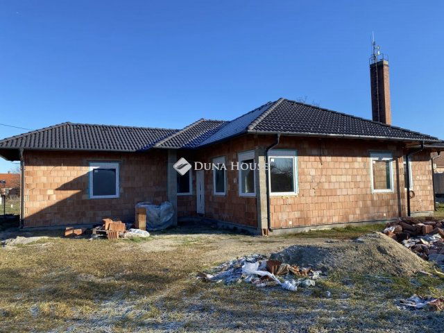Eladó családi ház, Tasson 65 M Ft, 4 szobás