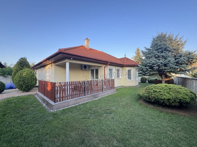 Eladó családi ház, Mosonszentmiklóson 94.9 M Ft, 4 szobás
