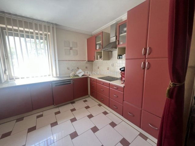 Eladó családi ház, Szegeden 150 M Ft, 4+1 szobás