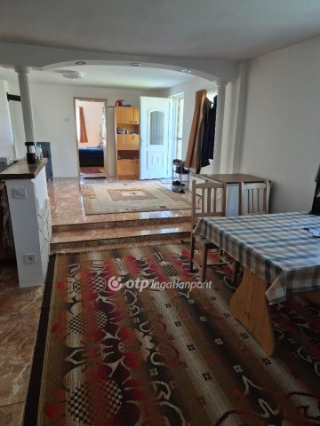 Eladó családi ház, Pápateszéren 19.5 M Ft, 1+1 szobás