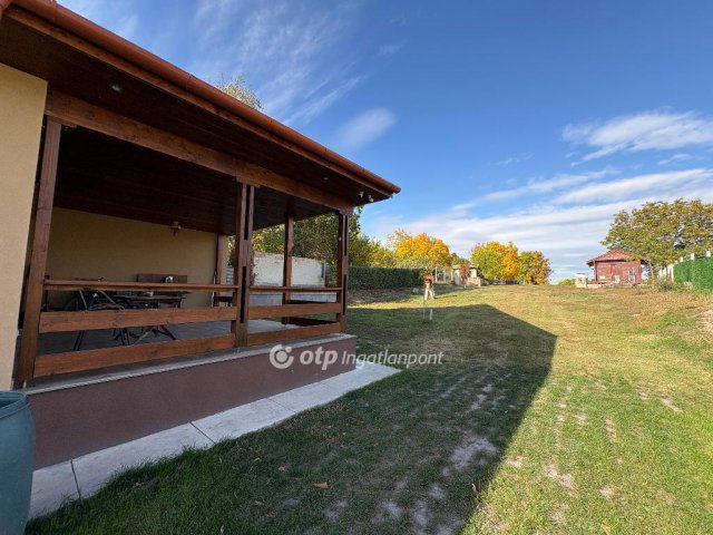 Eladó családi ház, Gombán 199.9 M Ft, 4 szobás