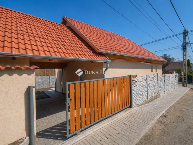 Eladó családi ház, Pécelen 89.9 M Ft, 3 szobás