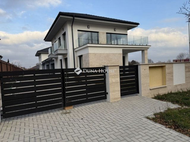 Eladó ikerház, Érden 174.9 M Ft, 5 szobás / költözzbe.hu