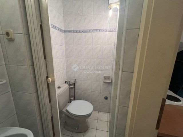 Eladó családi ház, Pécsett 65 M Ft, 4 szobás