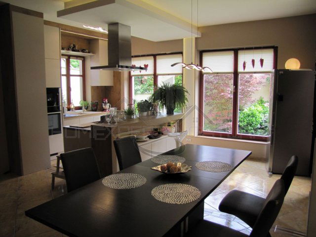 Eladó családi ház, Győrött 278 M Ft, 6 szobás