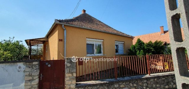 Eladó családi ház, Devecseren 32.9 M Ft, 3 szobás