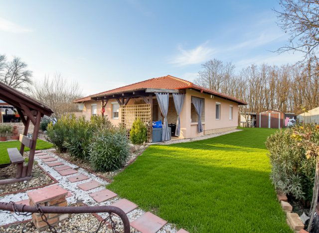 Eladó családi ház, Szigethalmon 117.9 M Ft, 4 szobás