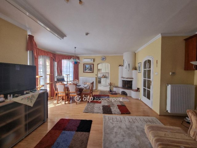 Eladó családi ház, Pápán 89.9 M Ft, 5 szobás