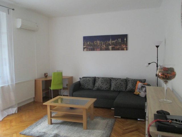 Kiadó téglalakás, albérlet, Pécsett 160 E Ft / hó, 2 szobás