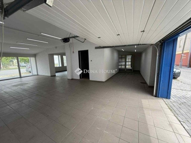 Eladó családi ház, Kecskeméten 100 M Ft, 2 szobás