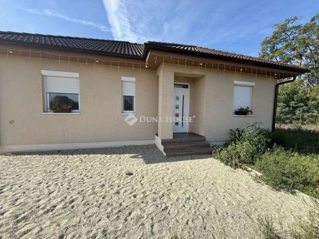 Eladó családi ház, Helvécián 89.9 M Ft, 6 szobás