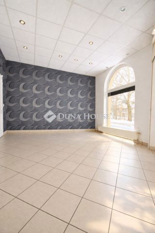 Eladó üzlethelyiség, Dombóváron, Hunyadi téren 33 M Ft