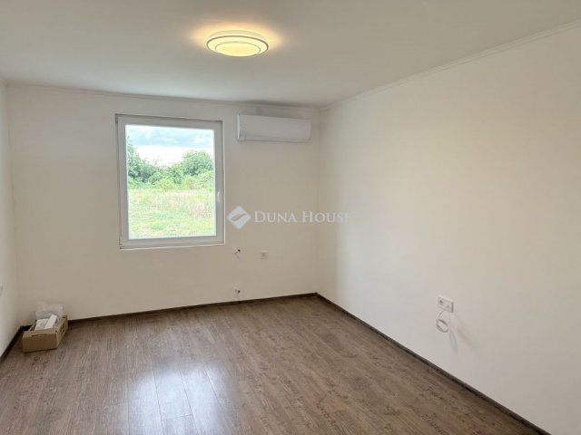 Eladó téglalakás, Szentlőrinckátán 34.999 M Ft, 4 szobás